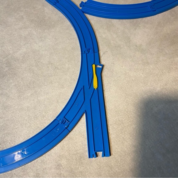 TOMY Thomas the Train Blue Train Tracks 14 Curved & 1 Switch Track Junction - Picture 11 of 11